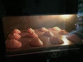 放入烤箱中层180烤20分钟即可