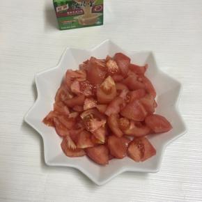 番茄洗净去皮，切丁备用。