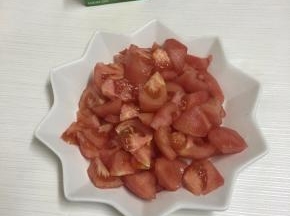 番茄洗净去皮，切丁备用。