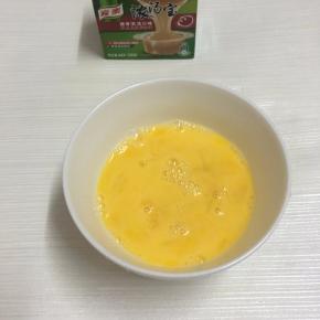 鸡蛋打散备用。