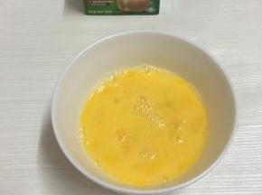 鸡蛋打散备用。
