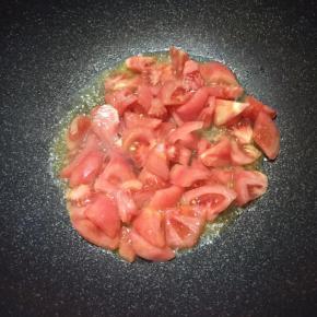 锅中加入油，大火烧热，下入番茄边翻炒边按压。