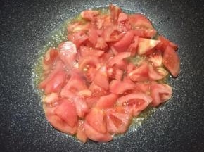 锅中加入油，大火烧热，下入番茄边翻炒边按压。