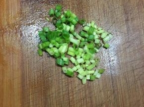 香葱切碎。