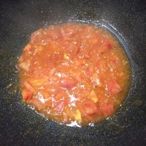 炒至番茄软烂。