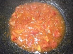 炒至番茄软烂。