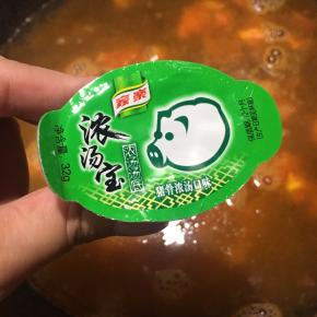 加入2块家乐猪骨浓汤宝大火煮至浓汤宝融化。