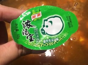 加入2块家乐猪骨浓汤宝大火煮至浓汤宝融化。