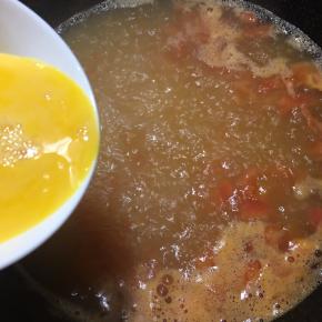 转圈细流淋入蛋液。