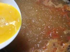 转圈细流淋入蛋液。