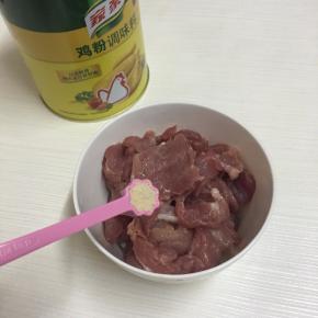前腿肉洗净沥干水分，切薄片，放入碗中，调入2克鸡粉用手抓匀，鸡粉能快速锁住肉汁，带出肉的本味。