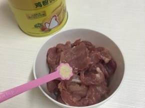 前腿肉洗净沥干水分，切薄片，放入碗中，调入2克鸡粉用手抓匀，鸡粉能快速锁住肉汁，带出肉的本味。