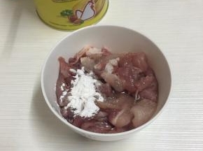 加入少许玉米淀粉和少许玉米油抓匀备用。