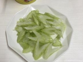 西芹去筋洗净，切薄片备用。