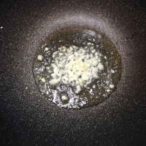 锅中倒入油，大火烧热，下入蒜末煸出香味。