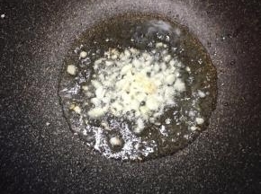锅中倒入油，大火烧热，下入蒜末煸出香味。