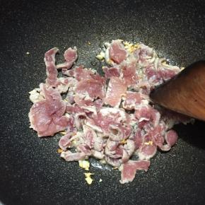 倒入肉片翻炒。