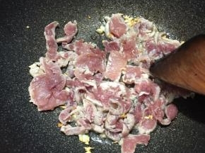 倒入肉片翻炒。