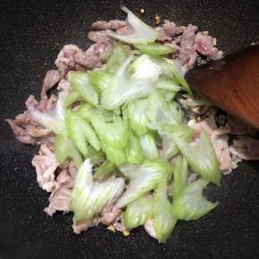炒至肉片微白，下入西芹不停翻炒。