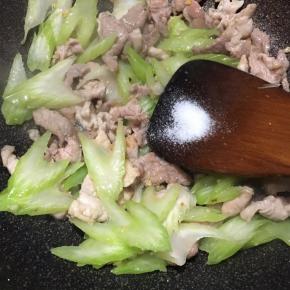 炒至西芹微微变色，调入盐。