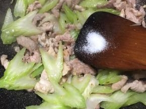 炒至西芹微微变色，调入盐。