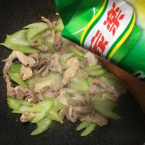 调入少许鸡精提鲜，翻炒均匀即可关火。