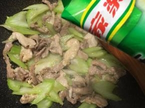 调入少许鸡精提鲜，翻炒均匀即可关火。