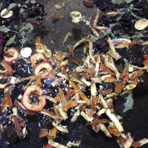 将除了冰糖以外的所有材料倒入锅中，加入1升左右的清水。