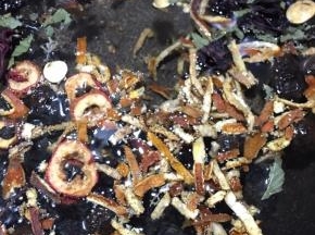 将除了冰糖以外的所有材料倒入锅中，加入1升左右的清水。