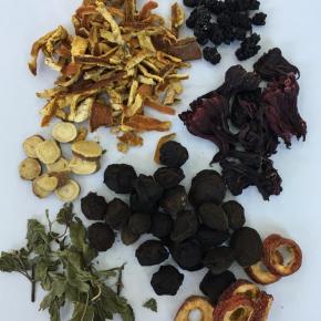 准备好酸梅汤材料。