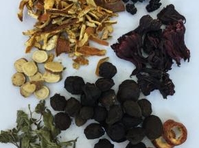 准备好酸梅汤材料。