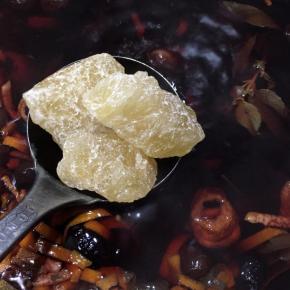 加入冰糖中火煮至冰糖融化即可离火。