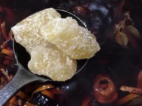 加入冰糖中火煮至冰糖融化即可离火。