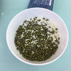 绿豆和糯米准备好，洗净。