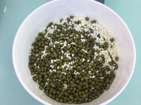 绿豆和糯米准备好，洗净。