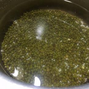 倒入锅中，加入6-7碗清水。