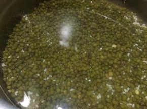 倒入锅中，加入6-7碗清水。