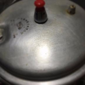 加盖，放上气阀，大火煮至上汽，转小火再煲20分钟。