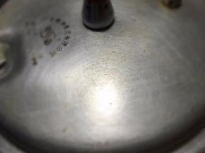 加盖，放上气阀，大火煮至上汽，转小火再煲20分钟。