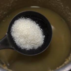 下汽后，拿掉气阀，开盖调入细砂糖拌匀。