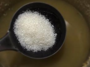 下汽后，拿掉气阀，开盖调入细砂糖拌匀。