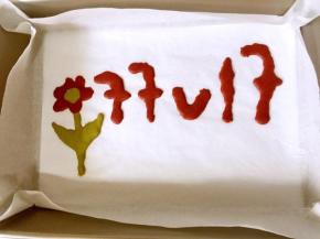 把蛋糊倒进烤好的图案上，用刮刀把表面刮平，轻轻地把烤盘震几下，震出里面的气泡！

