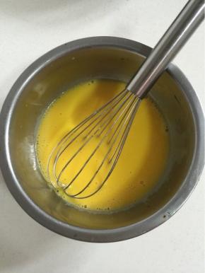 逐个加入蛋黄搅拌均匀！

