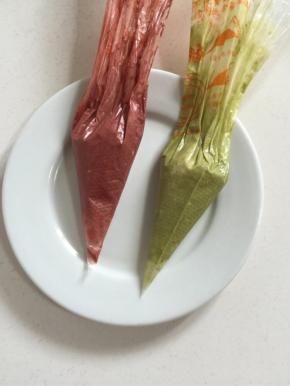 把搅拌好的面糊分成两份，一份加入少许红曲粉，另一份加入少许抹茶粉，搅拌均匀后装进裱花袋！

