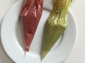 把搅拌好的面糊分成两份，一份加入少许红曲粉，另一份加入少许抹茶粉，搅拌均匀后装进裱花袋！

