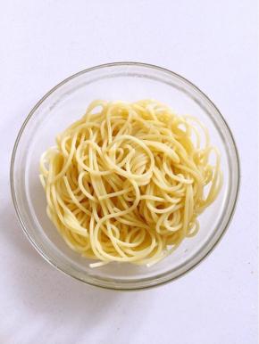 在面中倒入少许食用油搅拌，以免沾粘。

