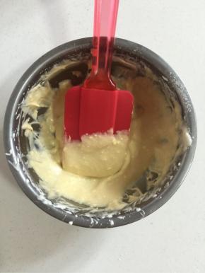 筛入低筋面粉搅拌均匀后，再加入隔水融化的黄油搅拌均匀！

