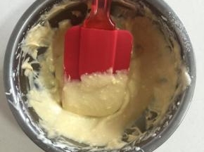 筛入低筋面粉搅拌均匀后，再加入隔水融化的黄油搅拌均匀！

