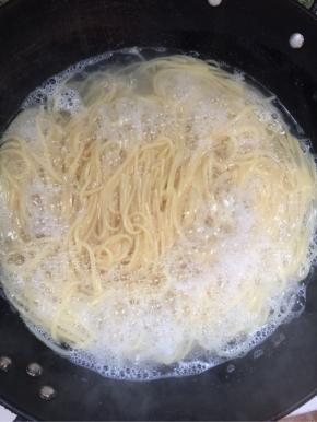 煮熟后捞出沥干水份备用！（可以夹一根尝尝熟了没有！中间没有很硬的芯即可！）

