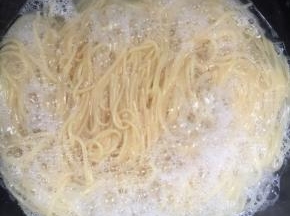 煮熟后捞出沥干水份备用！（可以夹一根尝尝熟了没有！中间没有很硬的芯即可！）

